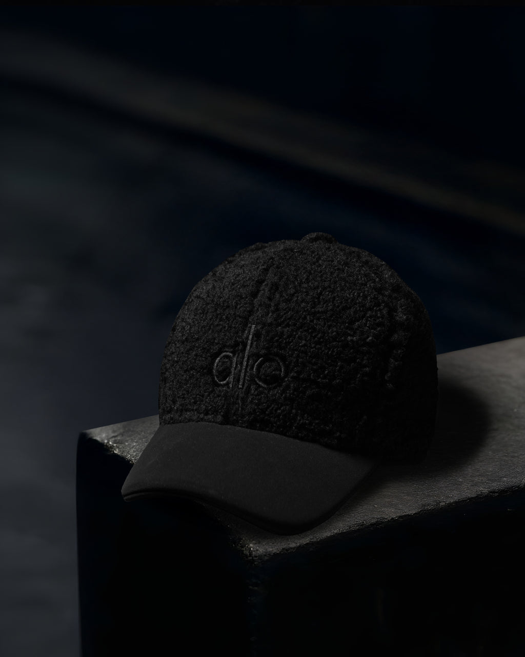 “Alo” black textured cap